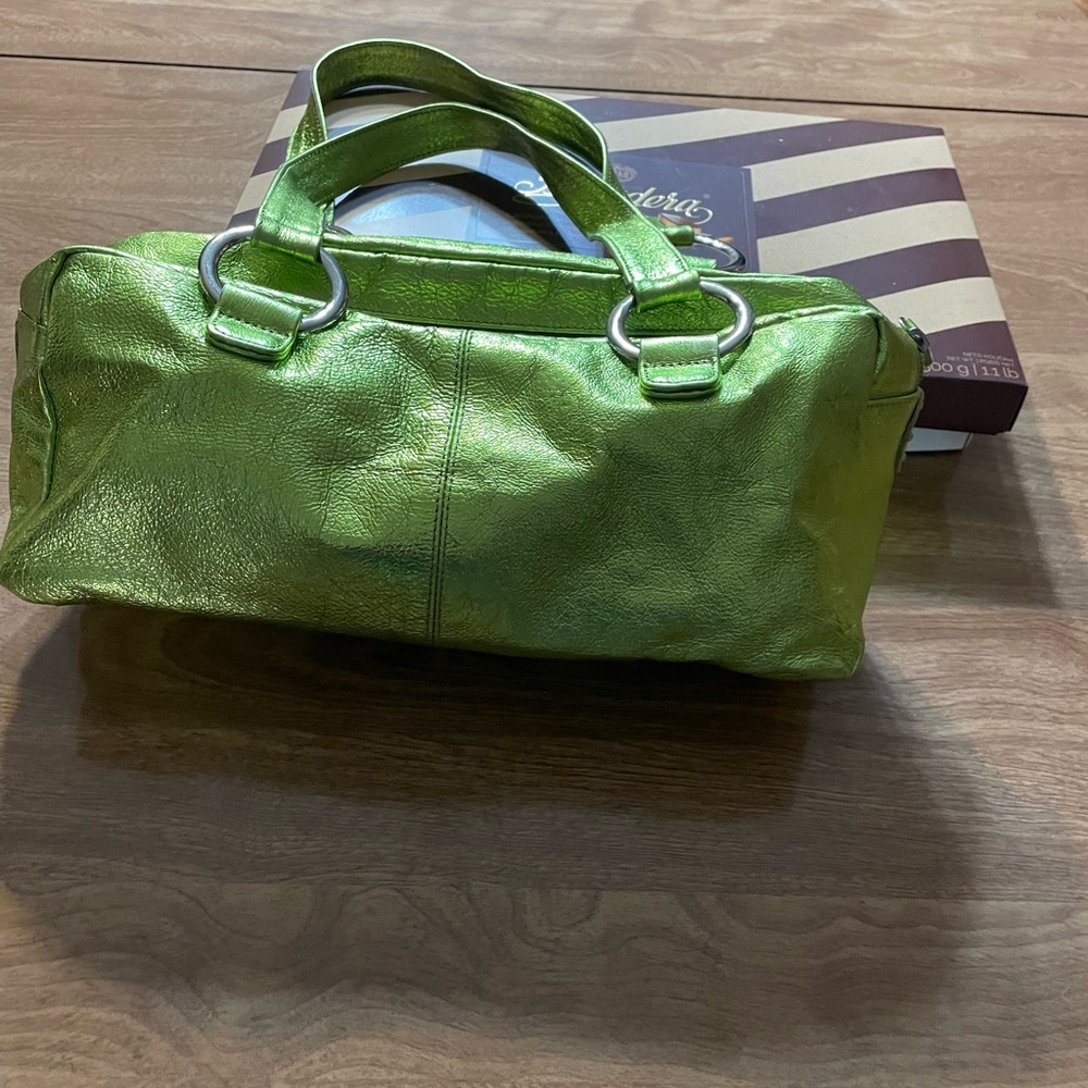 Vibrant Green Leather Shoulder Bag - Picture 7 of 9